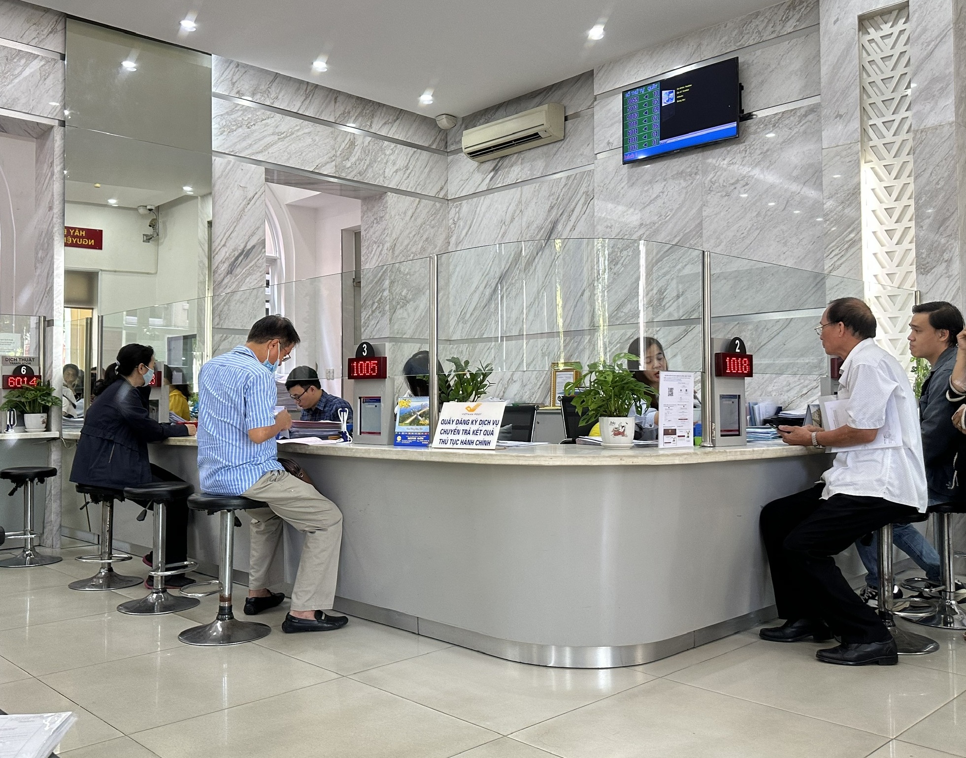 Người dân làm việc tại UBND Phường Sài Gòn TP. Hồ Chí Minh - Ảnh minh họa.