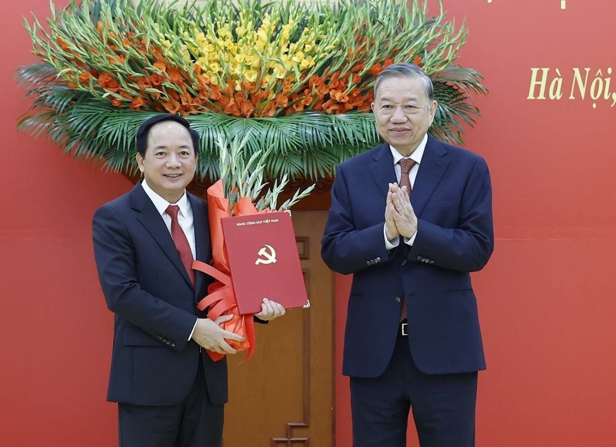 Tổng Bí thư Tô Lâm trao quyết định cho đồng chí Trịnh Văn Quyết. Ảnh: TTXVN.