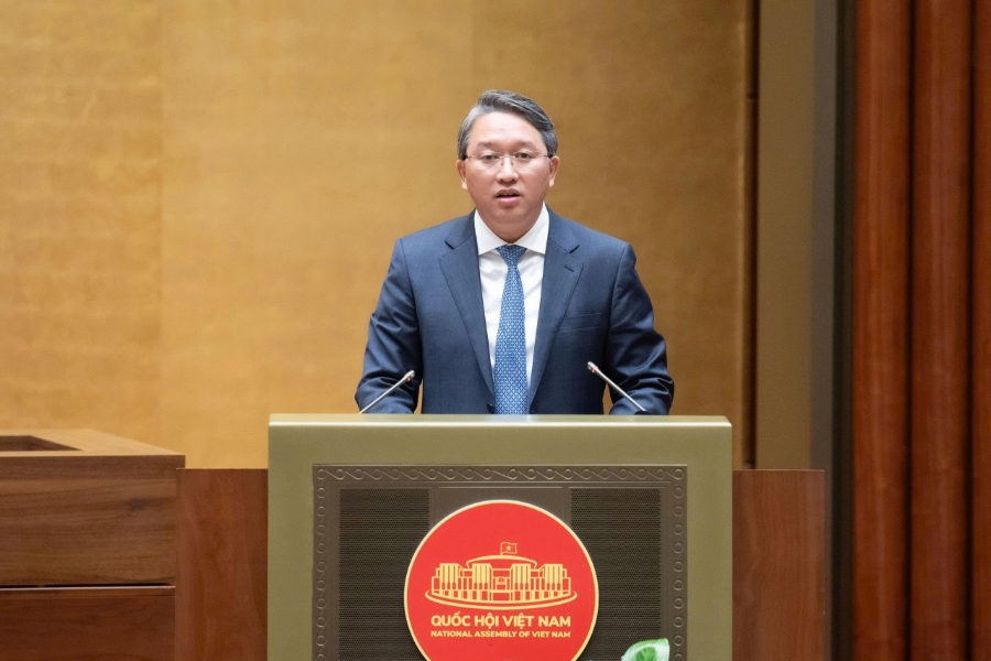 Bộ trưởng Bộ Tư pháp Nguyễn Hải Ninh trình bày Tờ trình về dự án Luật Thi hành án dân sự (sửa đổi). Ảnh: Quốc hội.