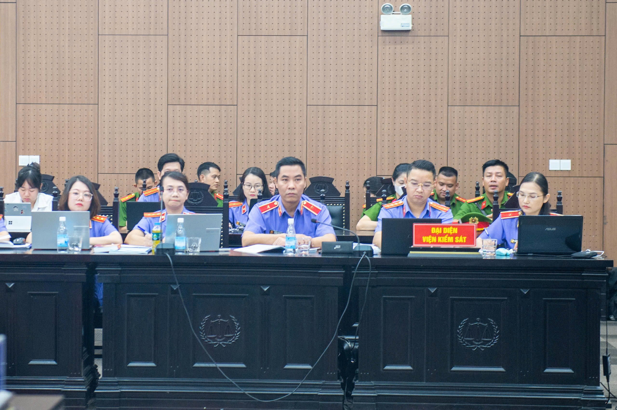 Đại diện Viện kiểm sát giữ quyền công tố tại tòa.