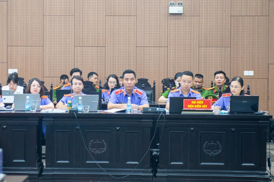 Đại diện Viện kiểm sát giữ quyền công tố tại tòa.