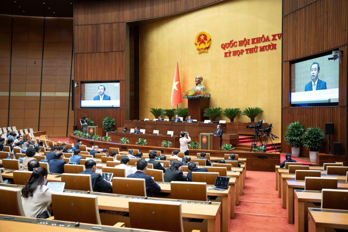 Bộ trưởng Bộ Nông nghiệp và Môi trường Trần Đức Thắng trình bày Tờ trình tóm tắt về dự án Luật sửa đổi, bổ sung một số điều của Luật Địa chất và khoáng sản. Ảnh:quochoi.vn