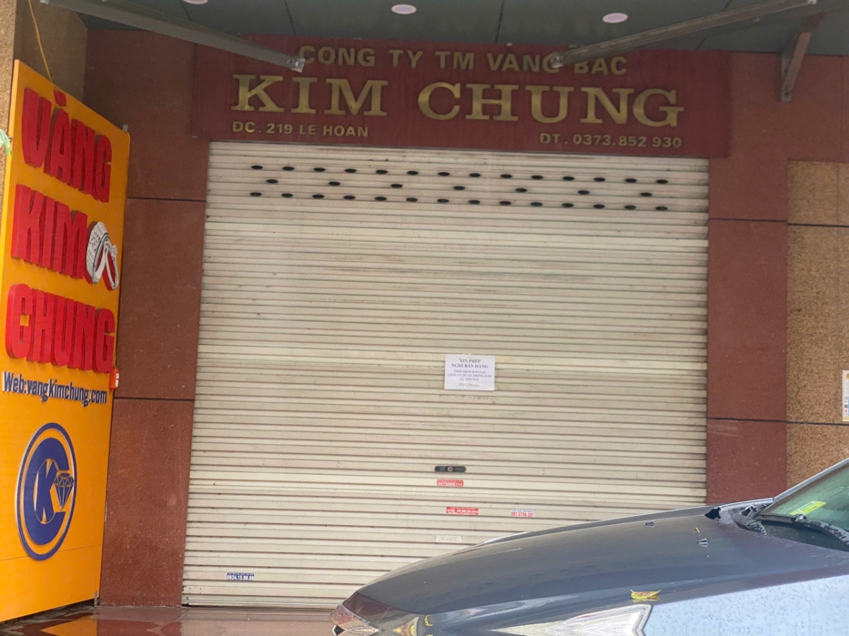 Biển thông báo “tạm nghỉ” được treo trước nhiều cửa hàng vàng trên phố Lê Hoàn từ ngày 1/11.