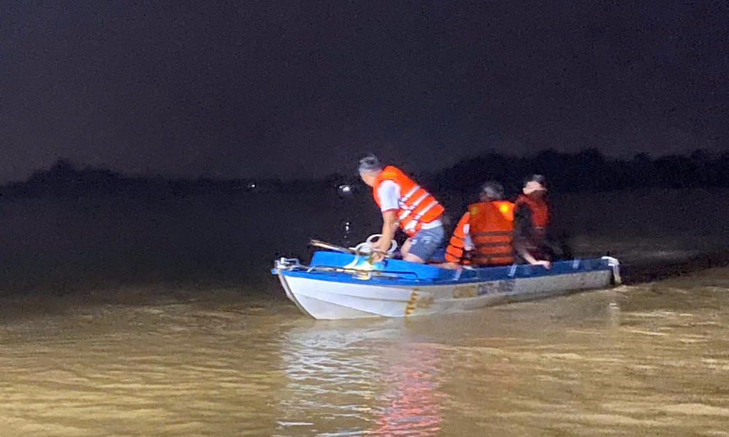 [Video]: Giải cứu 7 người mắc kẹt giữa dòng nước lũ 