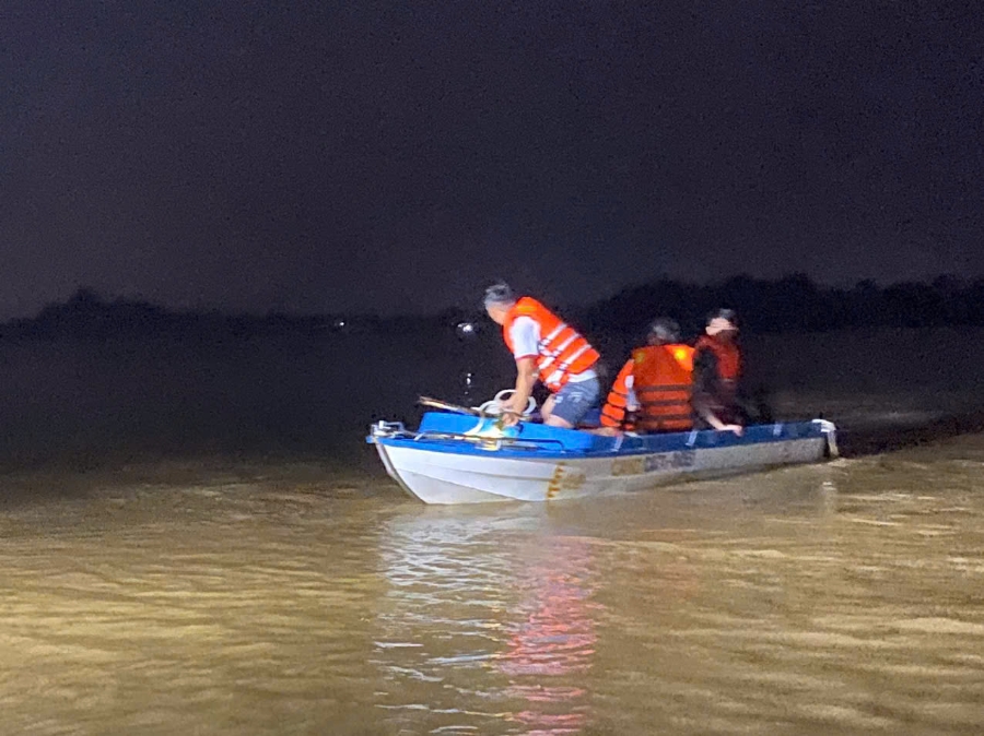 Ca nô cứu hộ vượt dòng nước lũ tiếp cận vị trí người dân bị mắc kẹt ven sông Hiếu