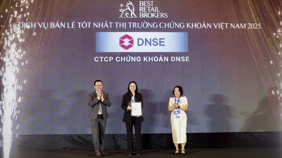 Bà Nguyễn Ngọc Linh, Tổng Giám đốc DNSE (giữa) nhận giải Top 10 công ty chứng khoán có dịch vụ bán lẻ tốt nhất tại Việt Nam.