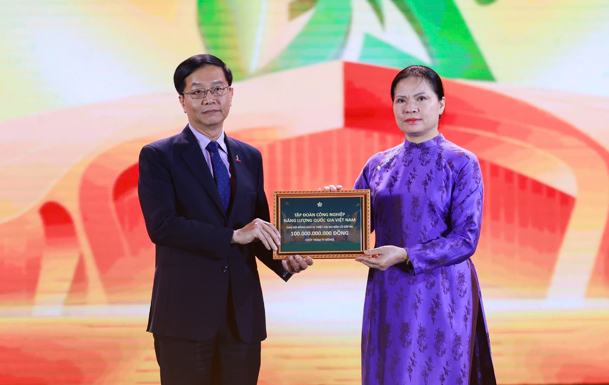 Tại lễ bế mạc Hội chợ mùa Thu lần thứ nhất - 2025, Petrovietnam đã trao ủng hộ đồng bào vùng lũ số tiền 100 tỉ đồng.