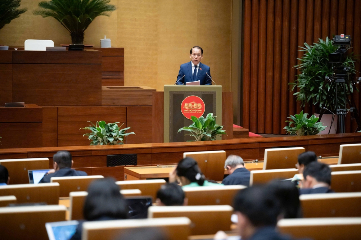 Chủ nhiệm Ủy ban Pháp luật và Tư pháp của Quốc hội Hoàng Thanh Tùng trình bày Báo cáo thẩm tra dự án Luật Thi hành án dân sự (sửa đổi).&nbsp;Ảnh: Quốc hội.