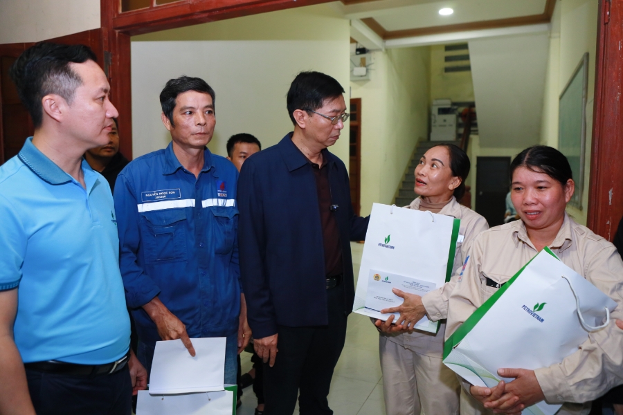 Đoàn công tác Petrovietnam tặng quà, thăm hỏi người lao động tại các đơn
vị thành viên.