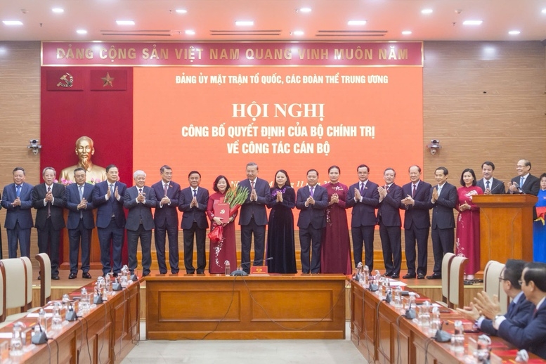 Tổng Bí thư Tô Lâm và các đồng chí lãnh đạo chúc mừng tân Bí thư Đảng ủy Mặt trận Tổ quốc, các đoàn thể Trung ương Bùi Thị Minh Hoài