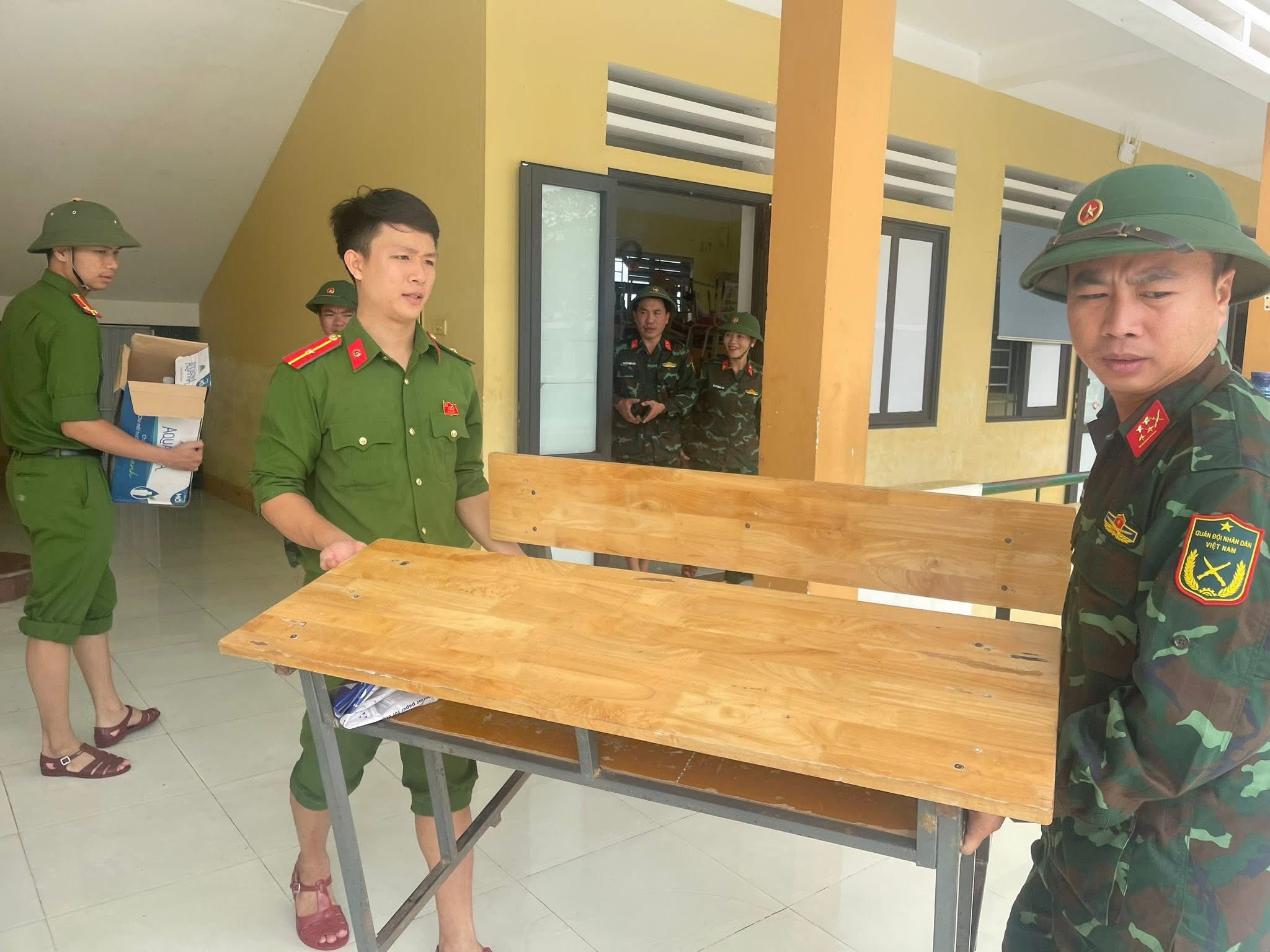 Lau chùi, sắp xếp lại bàn ghế tại trường học