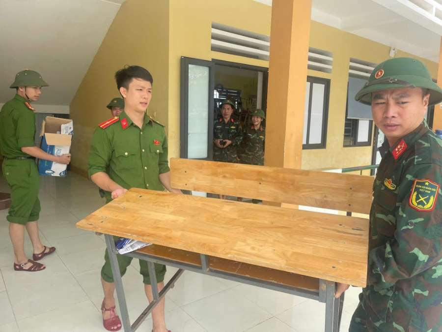 Lau chùi, sắp xếp lại bàn ghế tại trường học