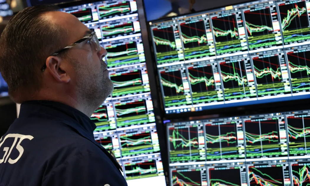 Chứng khoán Mỹ mất điểm vì cổ phiếu AI quá đắt, giá dầu đi xuống vì khả năng thừa cung