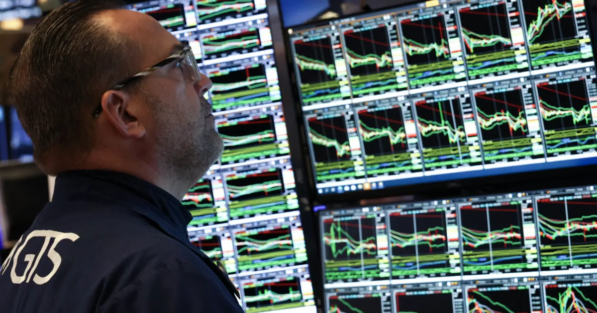 Chứng khoán Mỹ mất điểm vì cổ phiếu AI quá đắt, giá dầu đi xuống vì khả năng thừa cung