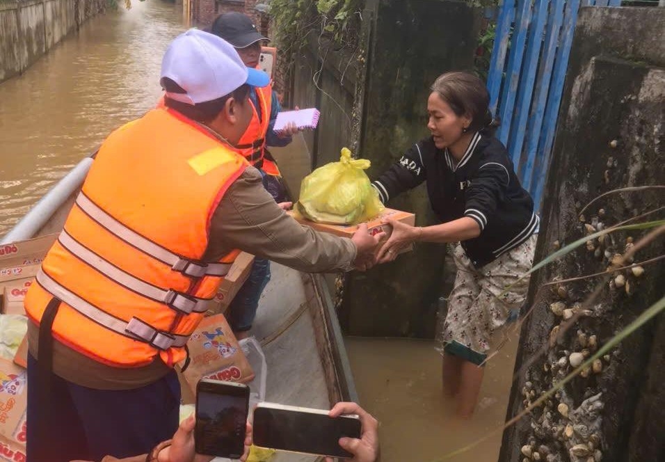 Tại các phường, xã như Quảng Điền, Phong Dinh, Hóa Châu, Thanh Thủy và Phú Hồ nhiều nơi vẫn còn ngập lụt