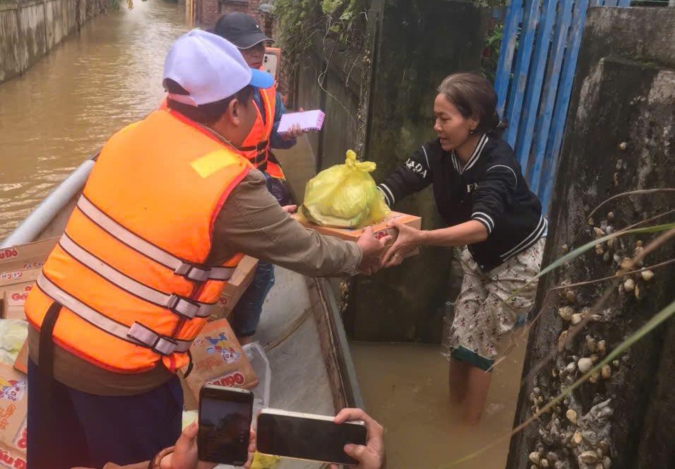 Tại các phường, xã như Quảng Điền, Phong Dinh, Hóa Châu, Thanh Thủy và Phú Hồ nhiều nơi vẫn còn ngập lụt