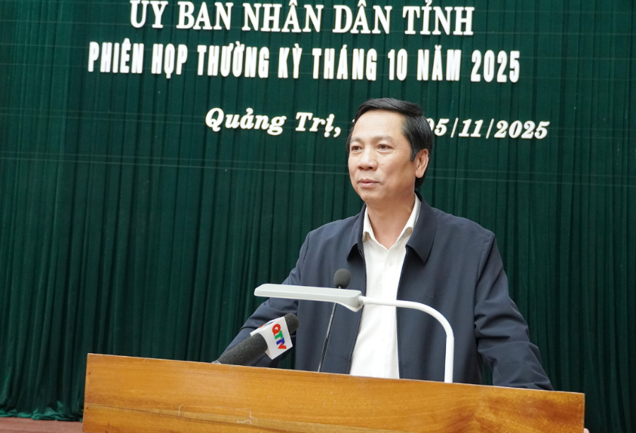 Phó Chủ tịch Thường trực UBND tỉnh Quảng Trị Hoàng Nam điều hành phiên họp.