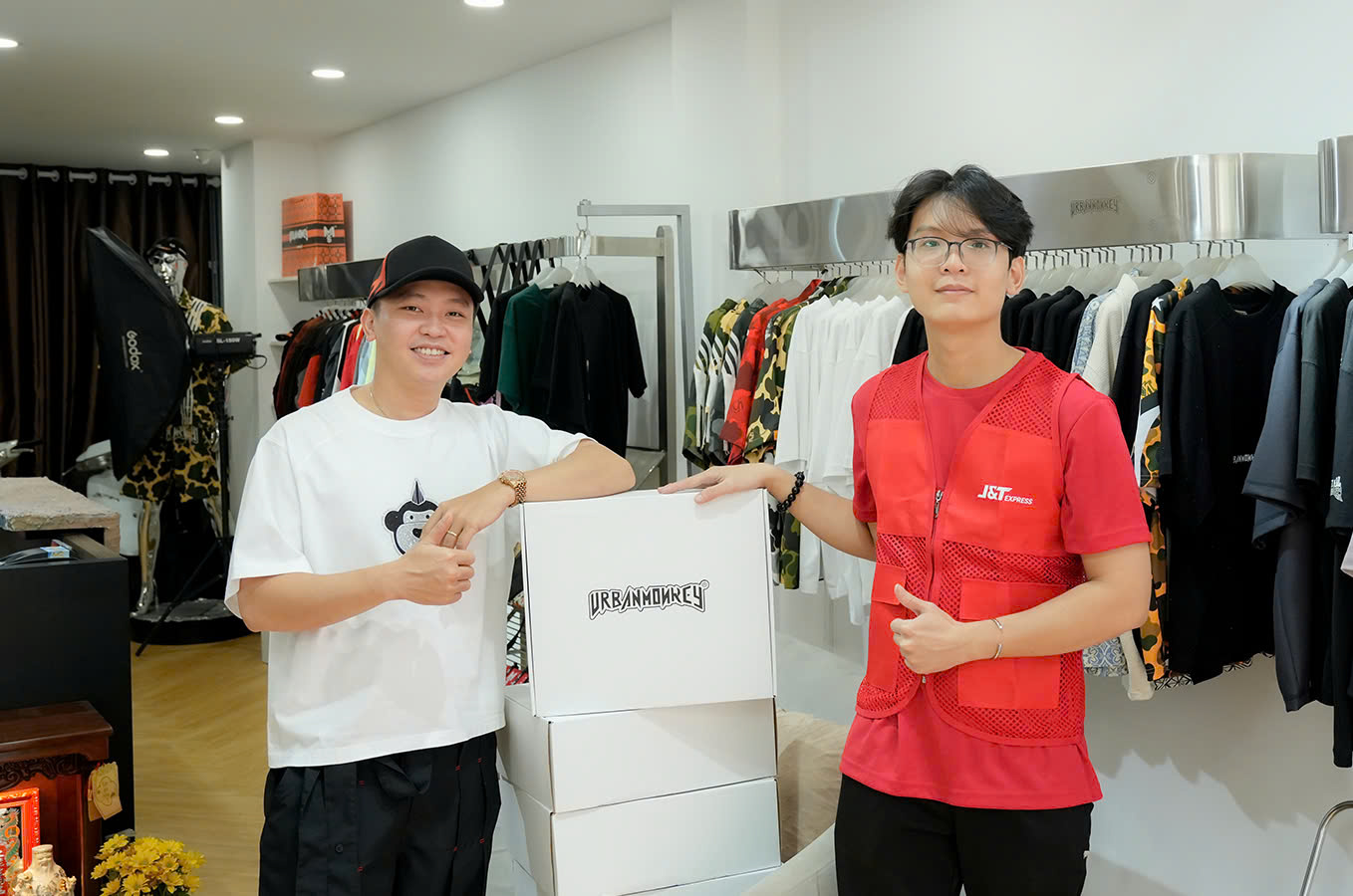 JT Express vinh dự trở thành đối tác tin cậy của thương hiệu thời trang đường phố Việt Urban Monkey (Ảnh: DNCC).