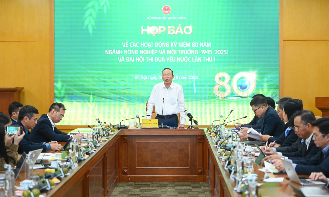 Thứ trưởng Phùng Đức Tiến chủ trì họp báo.