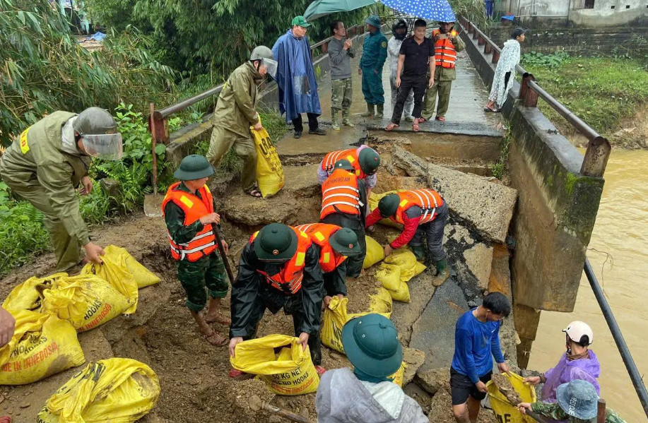 Chiều ngày 5/11, Đồn Biên phòng cửa khẩu A Đớt đã cử cán bộ, chiến sĩ phối hợp với chính quyền địa phương và người dân xã A Lưới 4 kịp thời gia cố mố cầu.