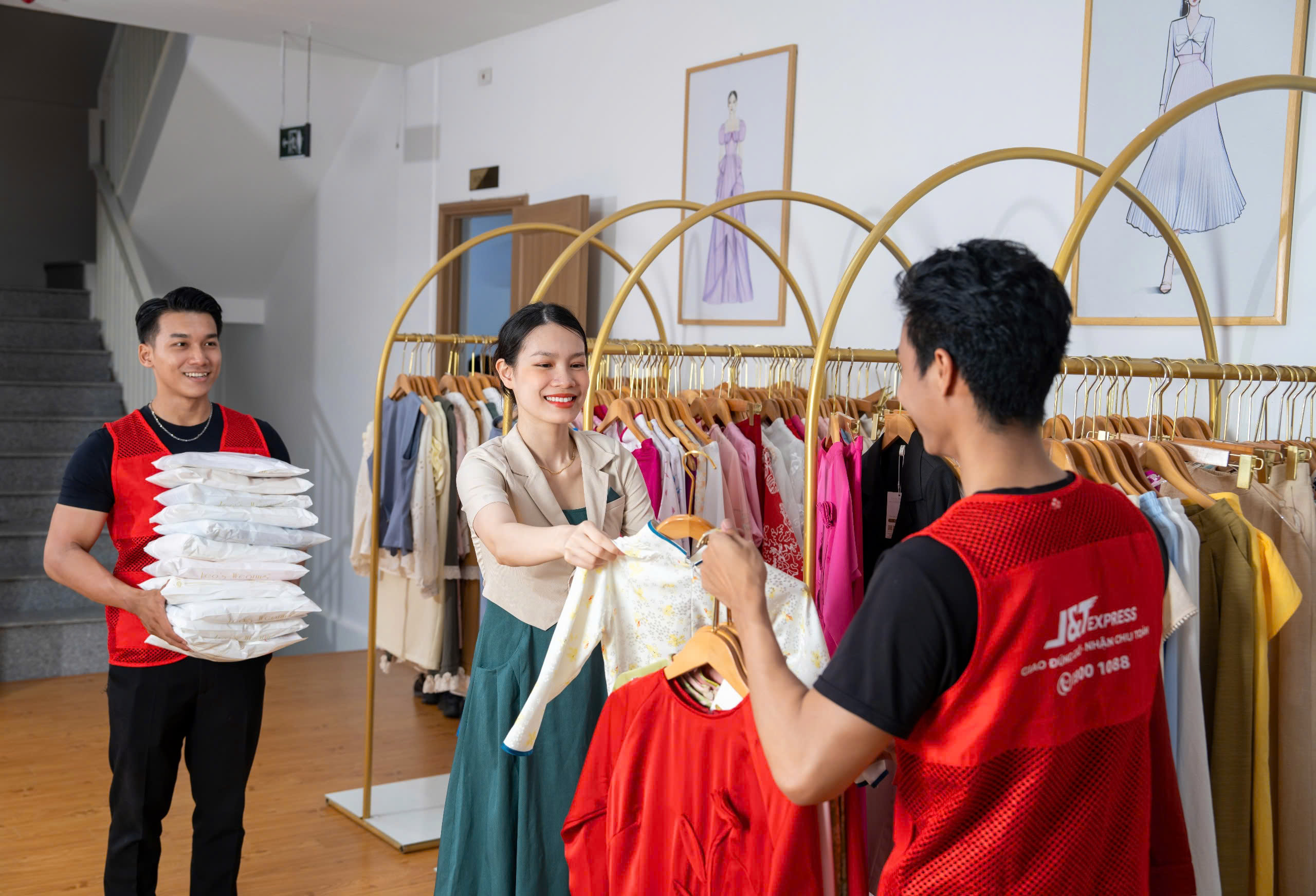 Khách hàng tin tưởng sử dụng dịch vụ của JT Express (Ảnh: DNCC).