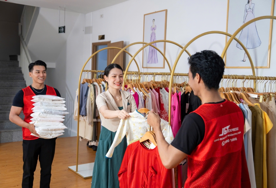 Khách hàng tin tưởng sử dụng dịch vụ của J&T Express (Ảnh: DNCC).