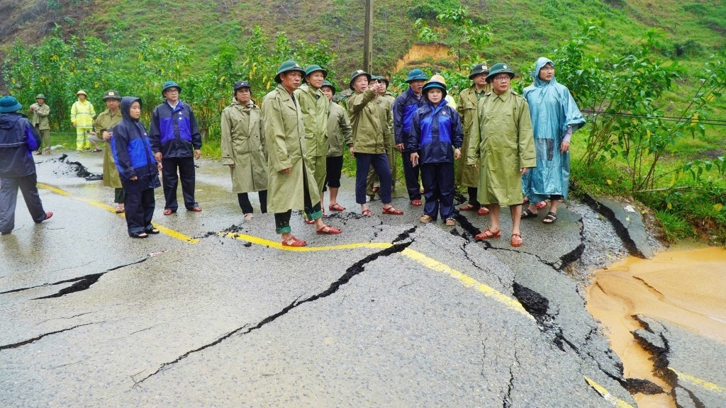 Giao thông chịu ảnh hưởng nặng với nhiều tuyến quốc lộ, tỉnh lộ tại thành phố Huế bị sạt lở, cầu cống hư hỏng. 