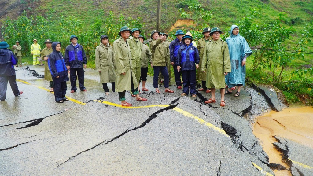 Chủ tịch UBND thành phố Huế Phan Thiên Định kiểm tra tình hình thực tế tại xã Khe Tre