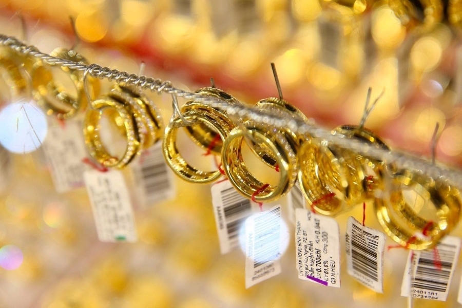 Giá mua, bán vàng nhẫn “4 số 9” giảm mạnh hơn giá vàng miếng SJC