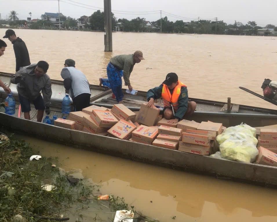 Lực lượng chức năng vẫn đang khẩn trương tiếp tế nhu yếu phẩm cho người dân các khu vực vẫn còn ngập lụt