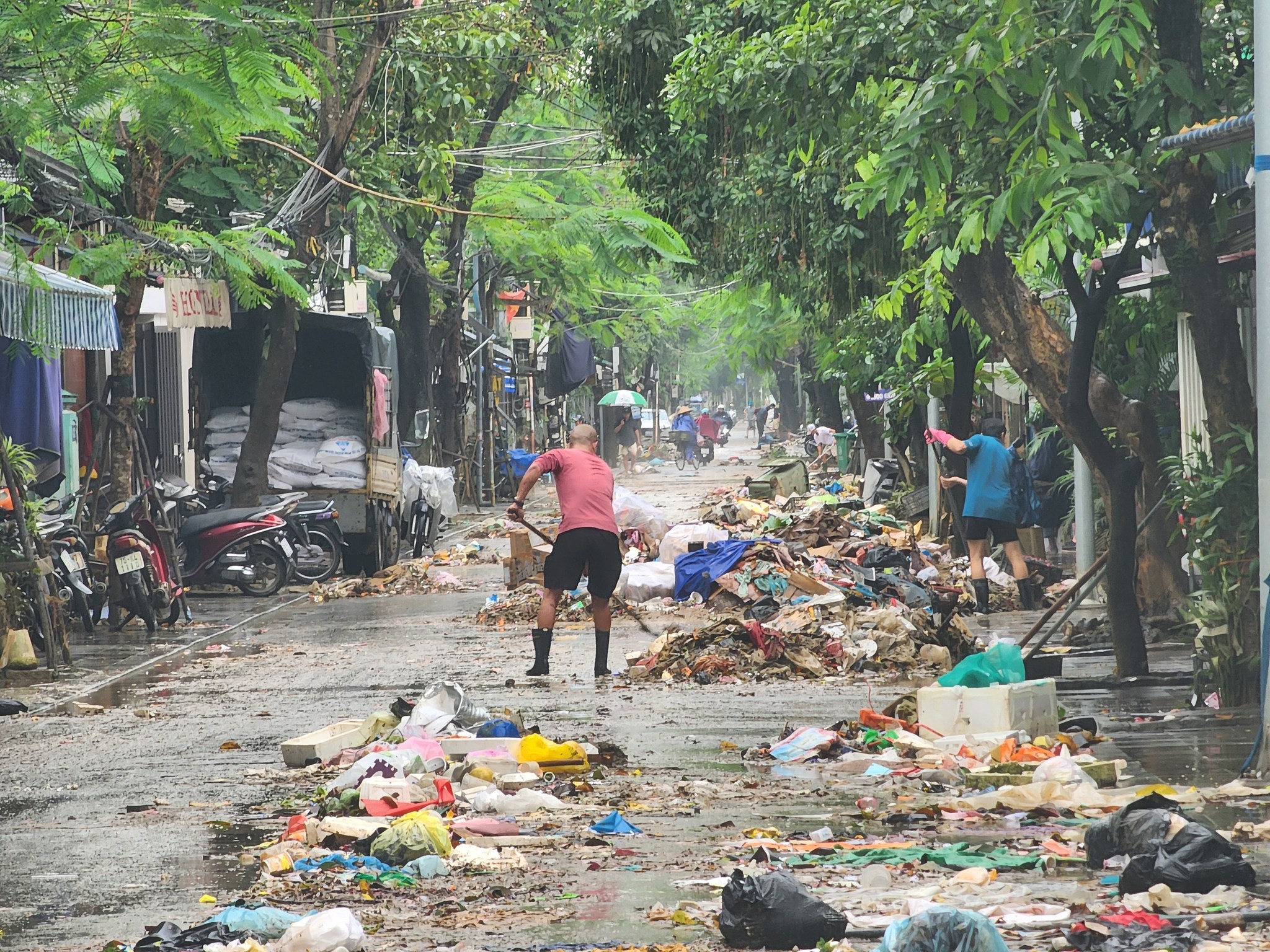 Khi nước lũ rút để lại lượng lớn rác thải tại các tuyến đường trung tâm thành phố Huế. 