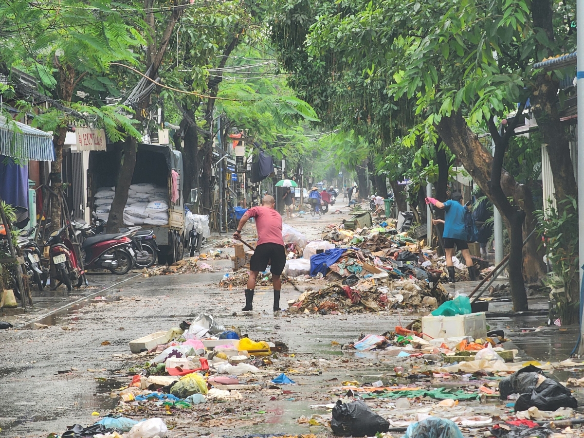 Khi nước lũ rút để lại lượng lớn rác thải tại các tuyến đường trung tâm thành phố Huế.&nbsp;