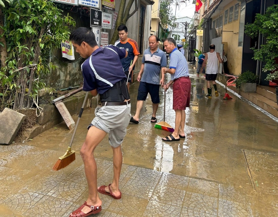 Người cầm chổi, người xúc bùn, người thu gom rác...chung tay dọn dẹp vệ sinh môi trường, khơi thông cống rãnh, làm sạch đường phố, ngõ kiệt.