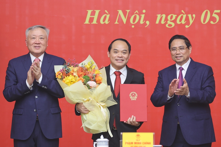 Thủ tướng Phạm Minh Chính và Phó Thủ tướng Thường trực Nguyễn Hòa Bình trao Quyết định bổ nhiệm Phó Tổng Thanh tra Thường trực Thanh tra Chính phủ với đồng chí Nguyễn Quốc Đoàn - Ảnh: VGP