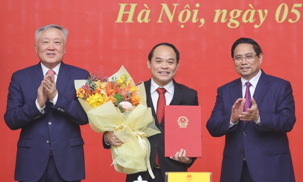 Thủ tướng Phạm Minh Chính và Phó Thủ tướng Thường trực Nguyễn Hòa Bình trao Quyết định bổ nhiệm Phó Tổng Thanh tra Thường trực Thanh tra Chính phủ với đồng chí Nguyễn Quốc Đoàn - Ảnh: VGP