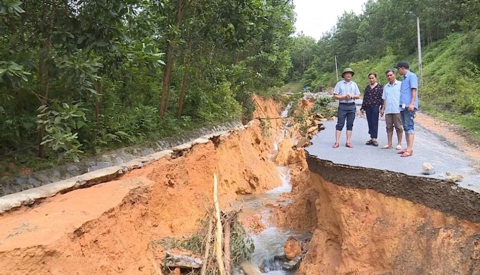 Đường liên xã Xuân Chinh - Thắng Lộc (Thanh Hoá) “nát tươm” sau bão số 10