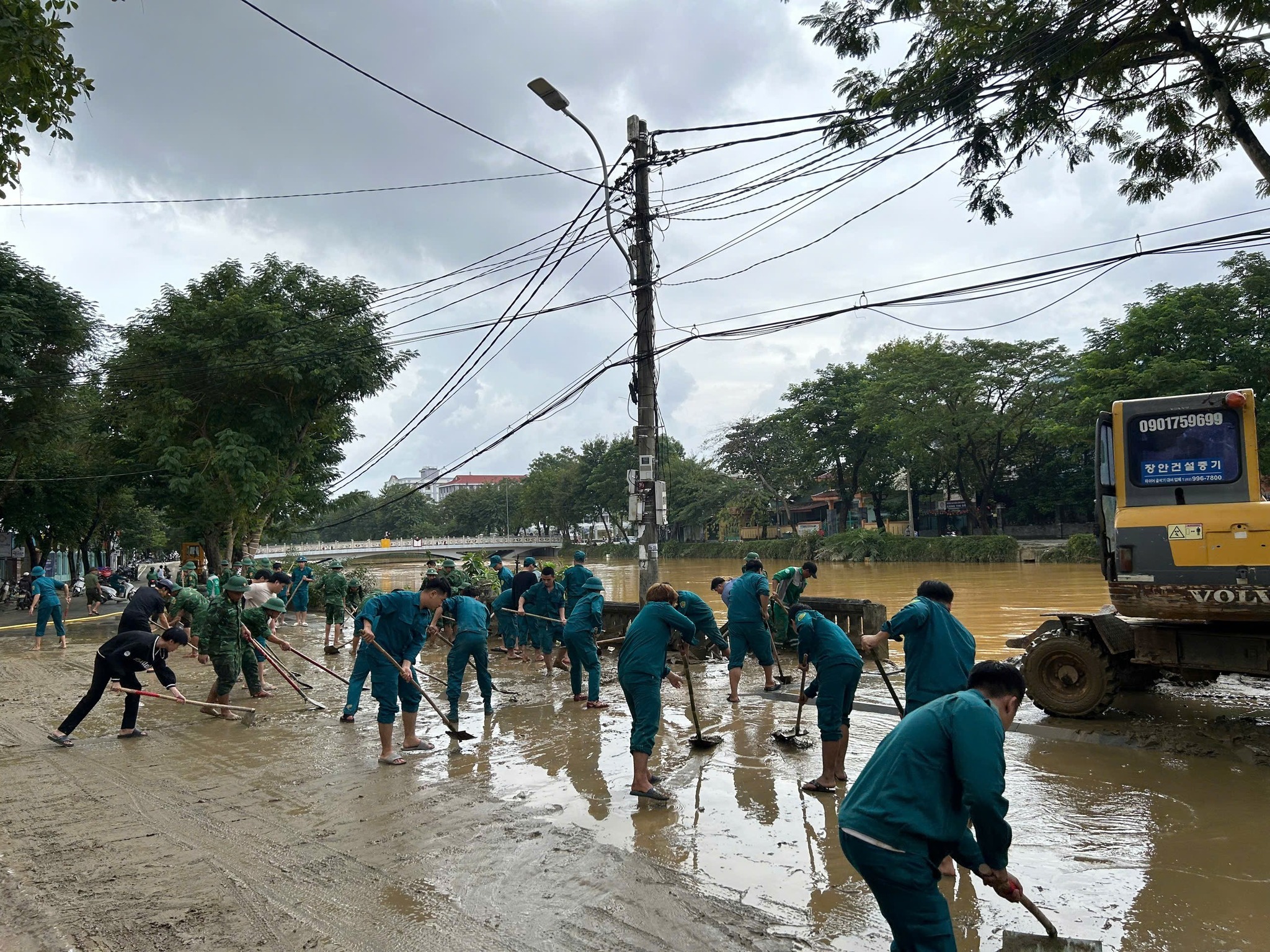 Miền Trung tất bật vệ sinh môi trường sau bão lũ - Ảnh 1