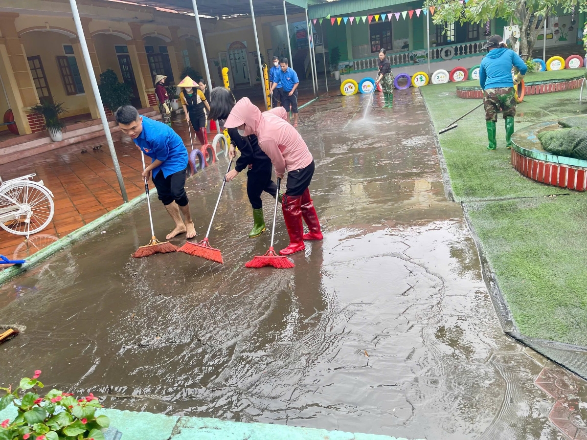 Tại tỉnh Hà Tĩnh,&nbsp;Đoàn Thanh niên phường Hà Huy Tập hỗ trợ Trường Mầm non 1 khắc phục hậu quả sau mưa lũ
