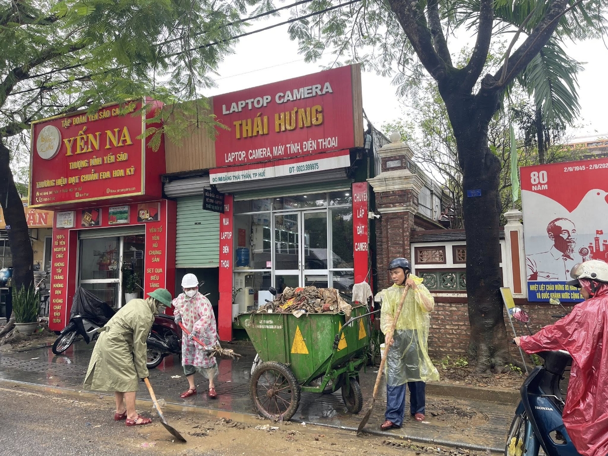 Ngày 5/11, trên tuyến đường Đặng Thái Thân, thành phố Huế lực lượng kiểm lâm Huế cùng lực lượng chức năng địa phương và người dân thu gom rác thải tuyến đường, góp phần mang lại diện mạo sạch đẹp cho thành phố sau mưa lũ.