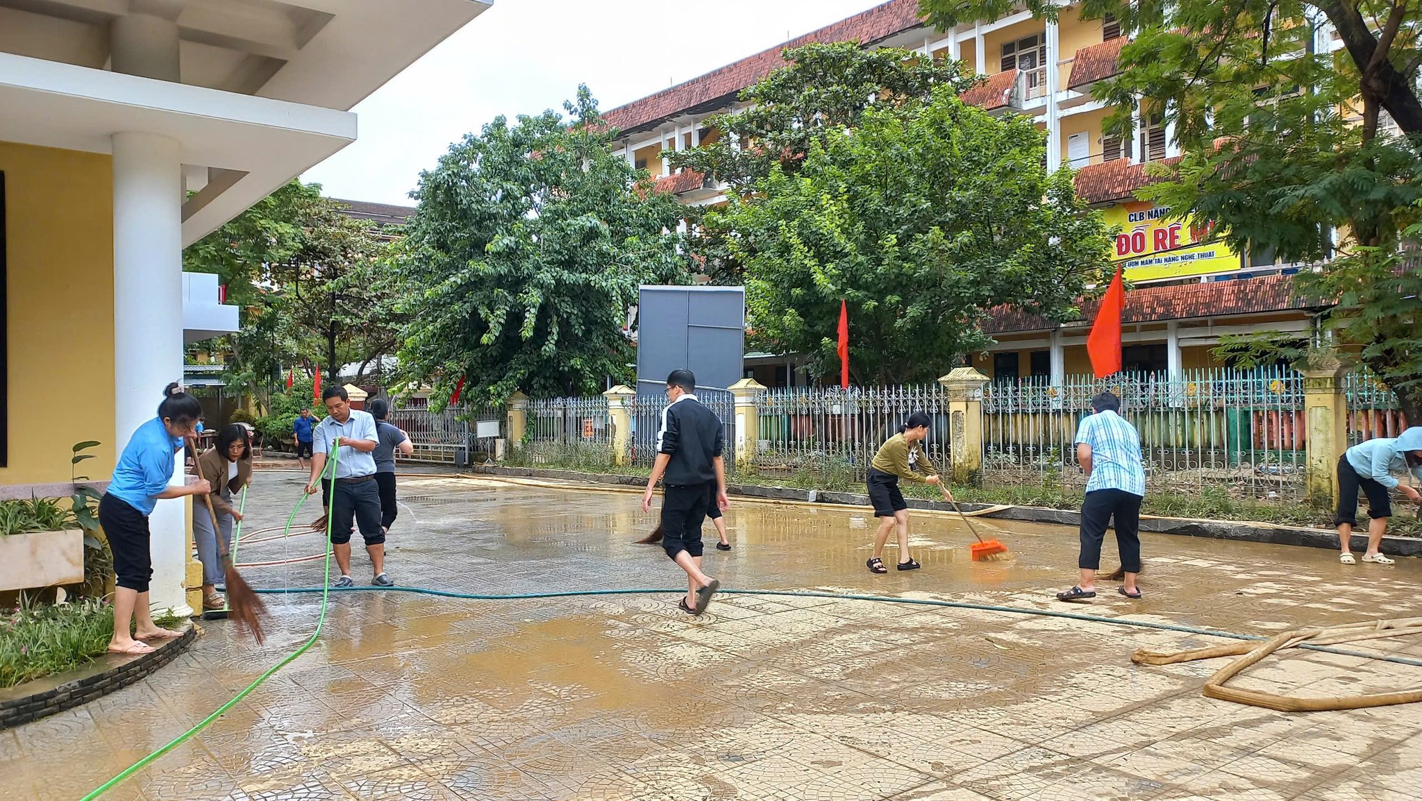 Trong khuôn viên các công sở, trường học các cán bộ, người lao động tích cực dọn dẹp vệ sinhđể sớm trở lại làm việc