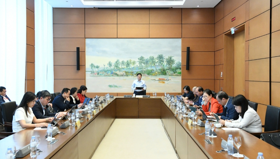 Quang cảnh phiên thảo luận Tổ 11