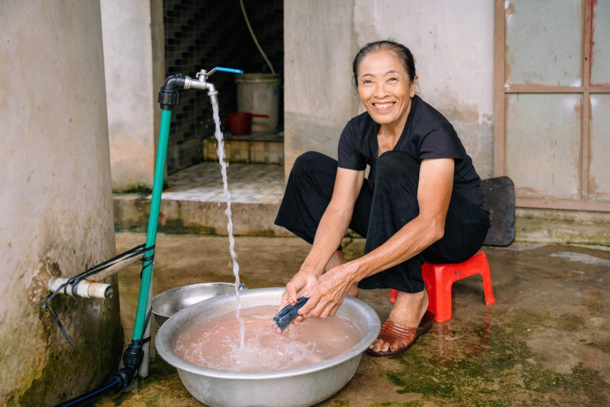 Sau bảy năm triển khai, chương trình đã mang hơn 3,3 triệu mét khối nước sạch đến gần 9.500 hộ dân khắp các tỉnh miền Trung.
