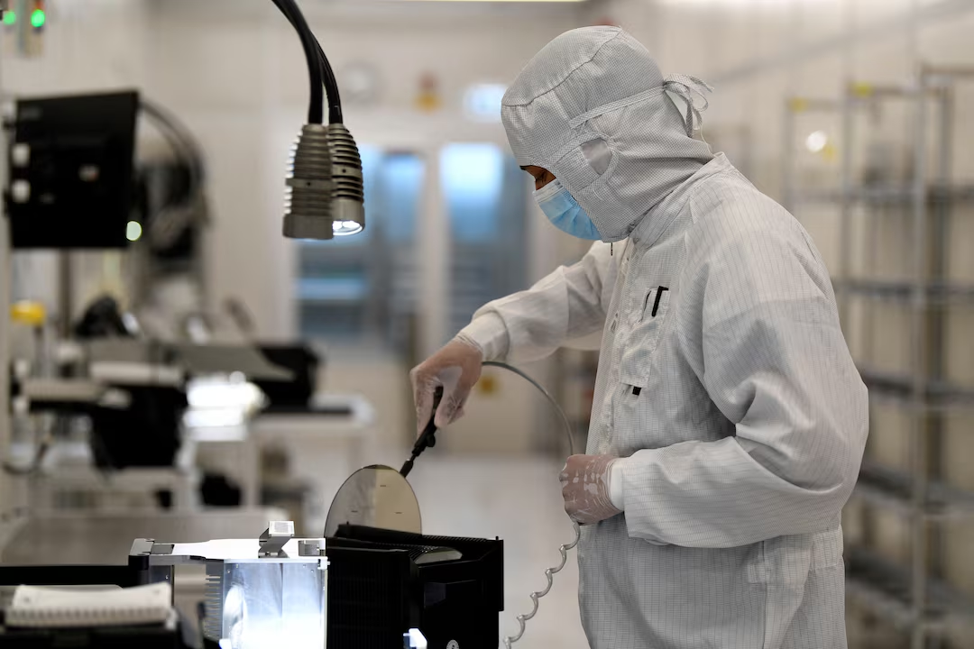 Một nhân viên trên dây chuyền sản xuất chip của Nexperia ở Hamburg, Đức, tháng 6/2024 - Ảnh: Reuters.