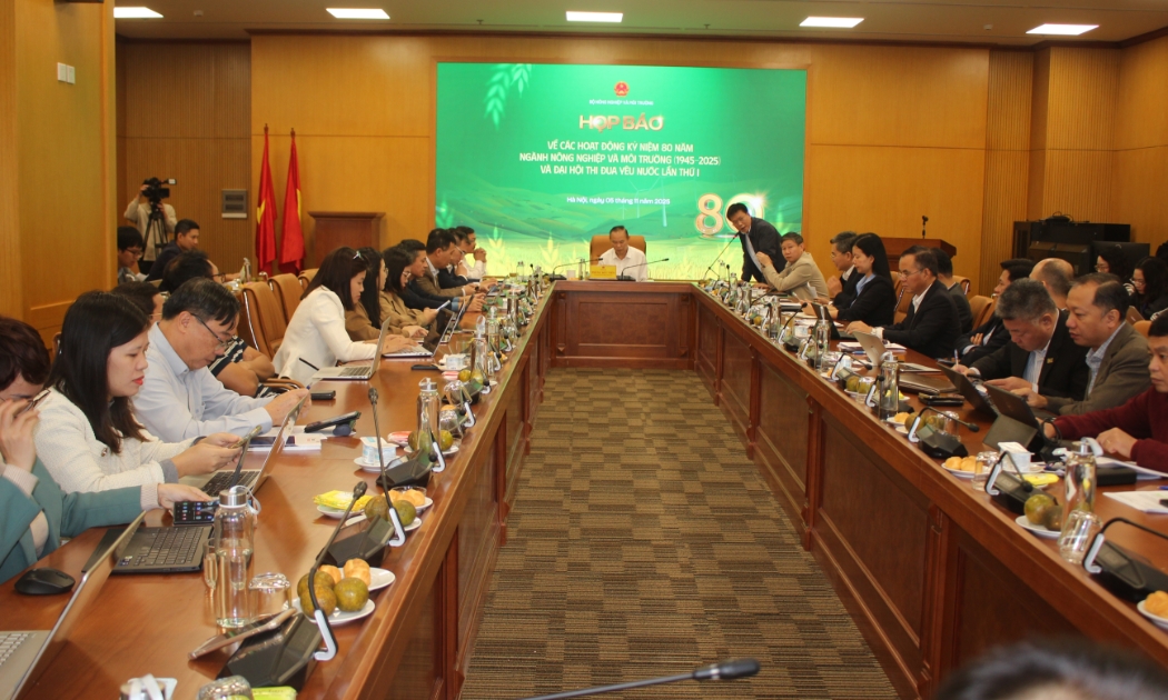 Ông Phùng Đức Tiến - Thứ trưởng Bộ Nông nghiệp và Môi trường chủ trì họp báo sáng 5/11/2025. Ảnh: Chu Khôi.