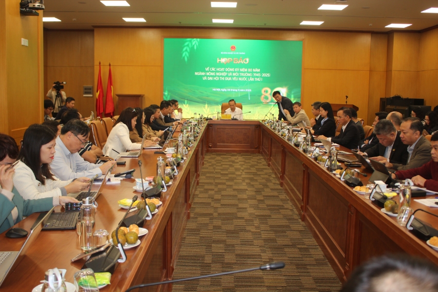 Ông Phùng Đức Tiến - Thứ trưởng Bộ Nông nghiệp và Môi trường chủ trì họp báo sáng 5/11/2025. Ảnh: Chu Khôi.