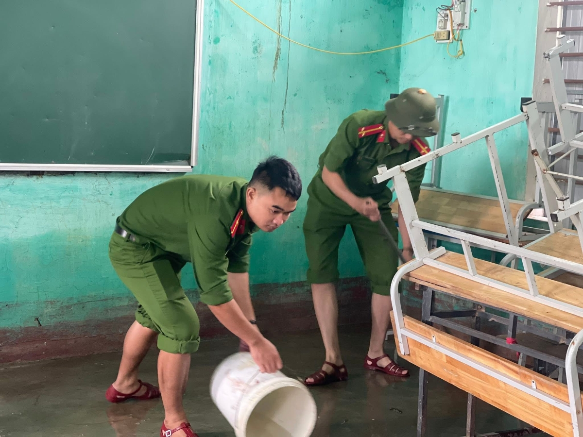 Đoàn Thanh niên Công an xã Trường Ninh (Quảng Trị) đã phối hợp cùng trường THCS An Ninh tổ chức hoạt động dọn dẹp vệ sinh môi trường, hỗ trợ nhân dân ổn định cuộc sống sau lũ lụt.