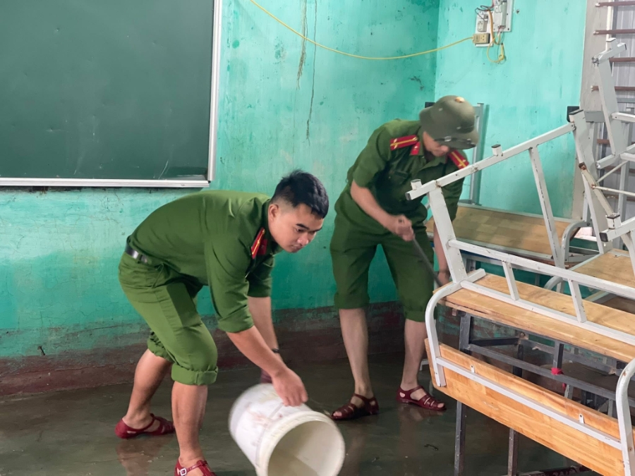 Đoàn Thanh niên Công an xã Trường Ninh (Quảng Trị) đã phối hợp cùng trường THCS An Ninh tổ chức hoạt động dọn dẹp vệ sinh môi trường, hỗ trợ nhân dân ổn định cuộc sống sau lũ lụt.