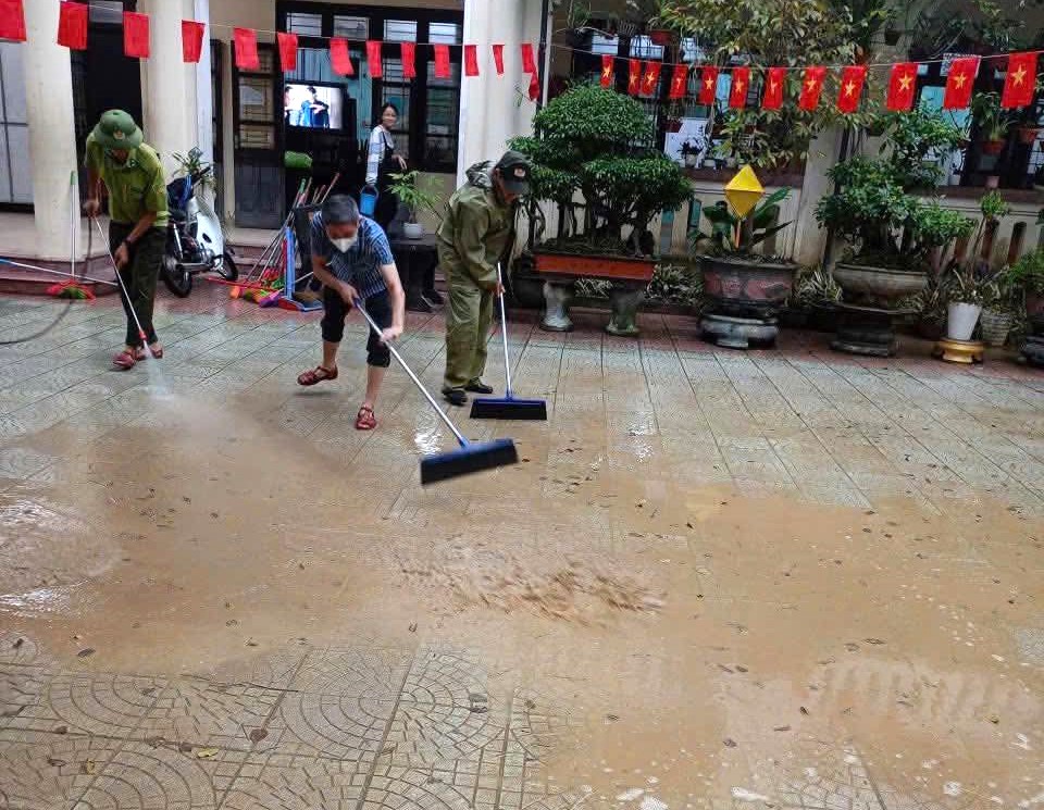 Lực lượng kiểm lâm Huế hỗ trợ Trường THCS Trần Cao Vân dọn dẹp vệ sinh trường