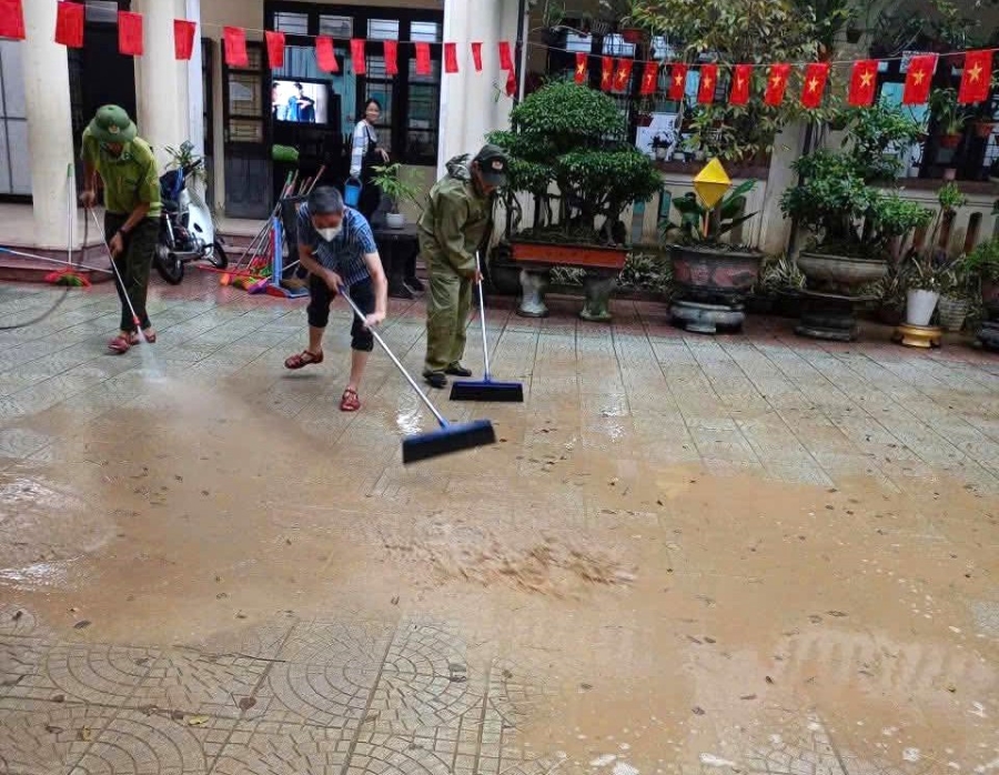 Lực lượng kiểm lâm Huế hỗ trợ Trường THCS Trần Cao Vân dọn dẹp vệ sinh trường