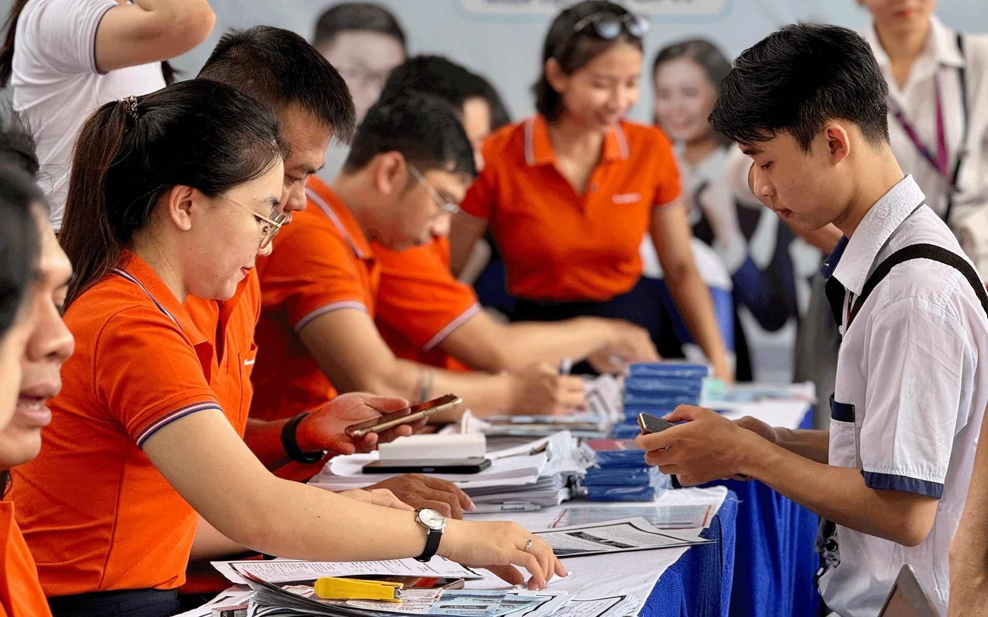 Cơ hội việc làm sẽ không chỉ mở ra cho các kỹ sư công nghệ, mà còn cho các chuyên viên pháp lý, nhà phân tích dữ liệu, chuyên gia tư vấn doanh nghiệp. Ảnh minh họa